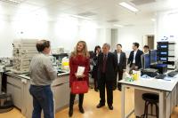 學院院長陳偉儀教授（右四）向訪客展示本院的中心實驗室設施